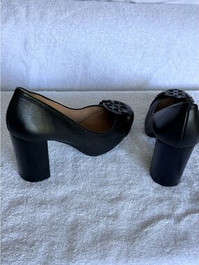 Tory Burch Black Leather Block Heel Pumps with Logo Medallion